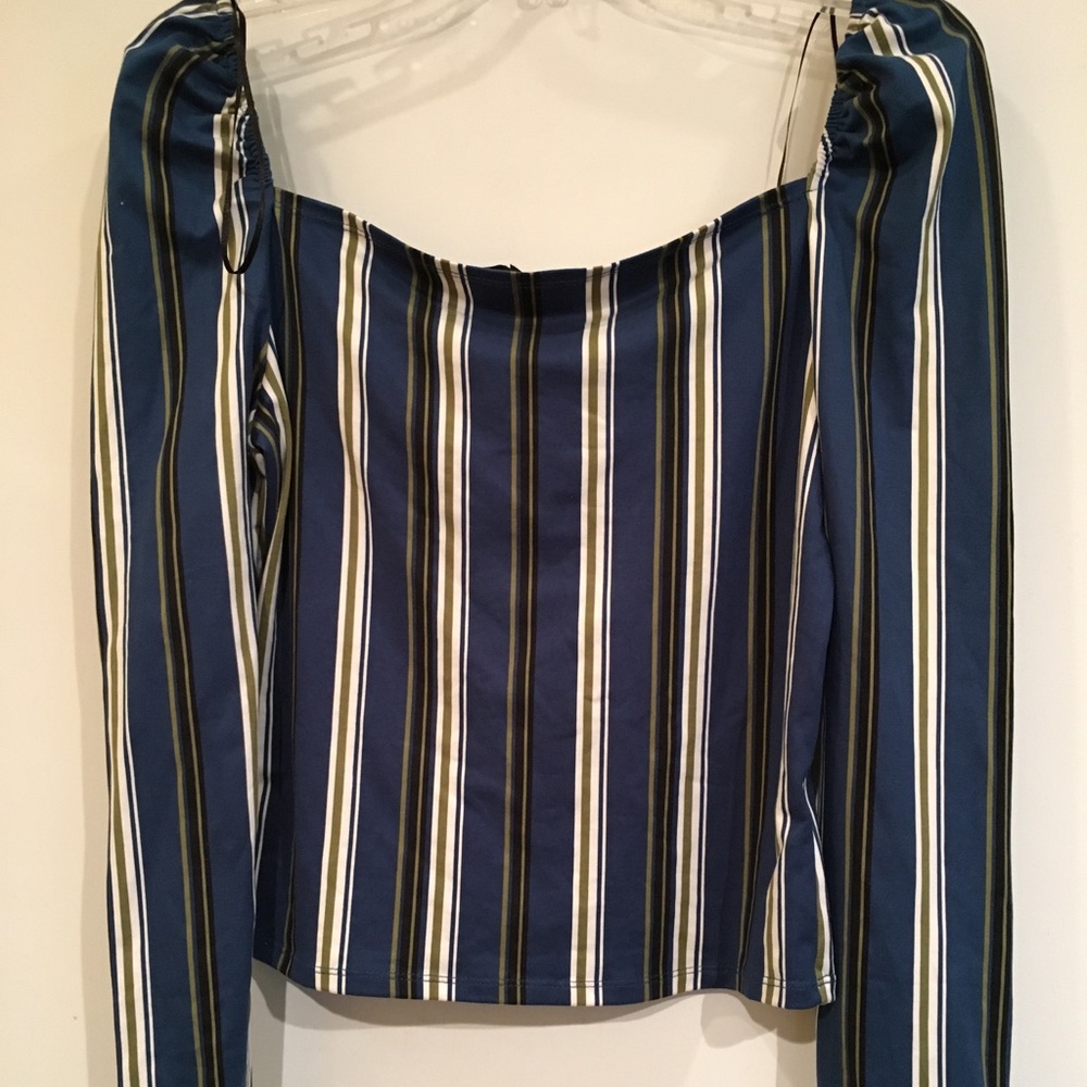 NWOT DAISY MAY LONG SLEEVE CROP SIZE MEDIUM
